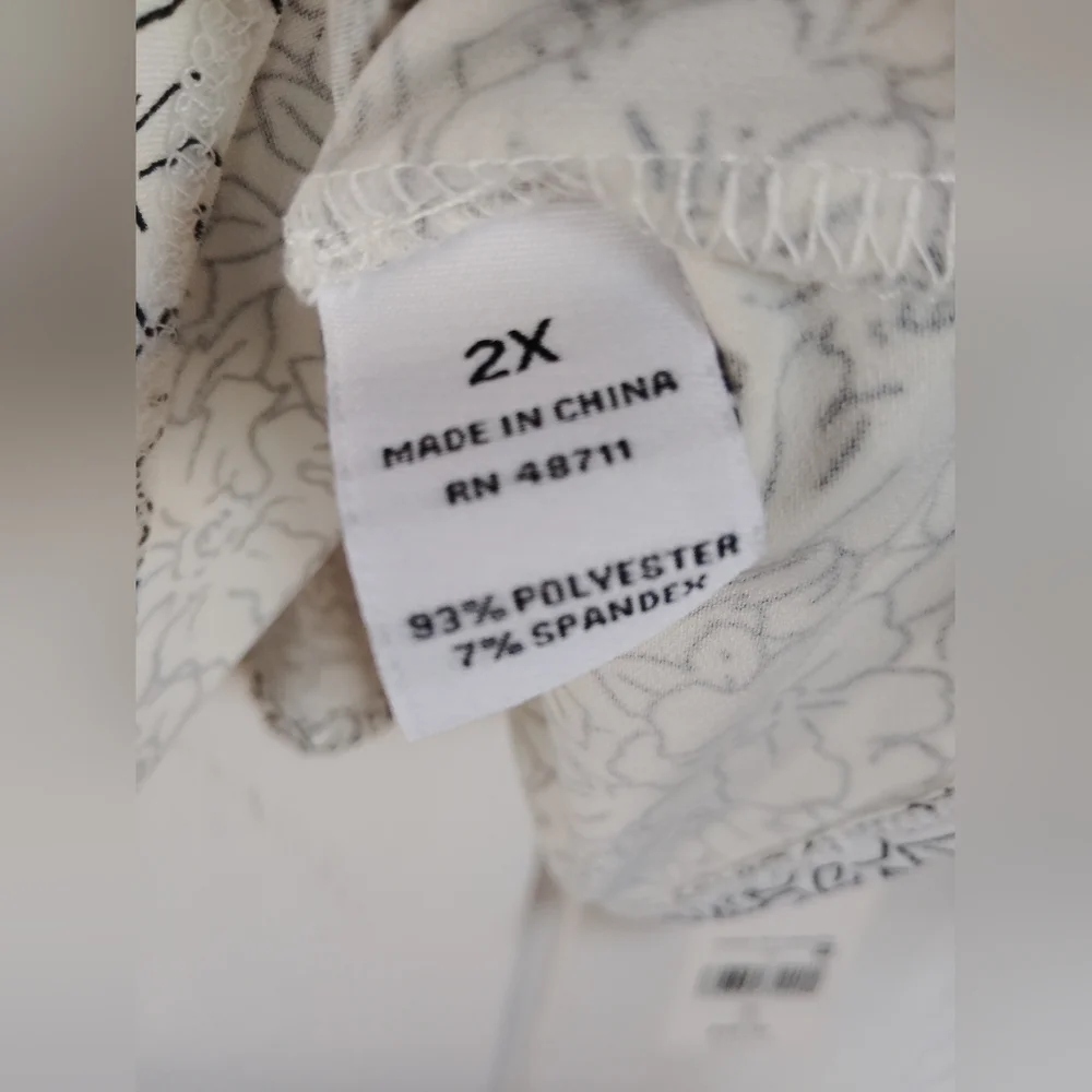 NWT!! Ophlia Roe, Chic V-Neck Floral Blouse. Size 2X - Picture 8 of 8